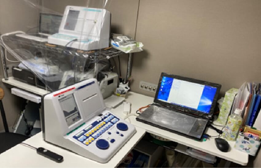 防音室内の聴覚検査機器